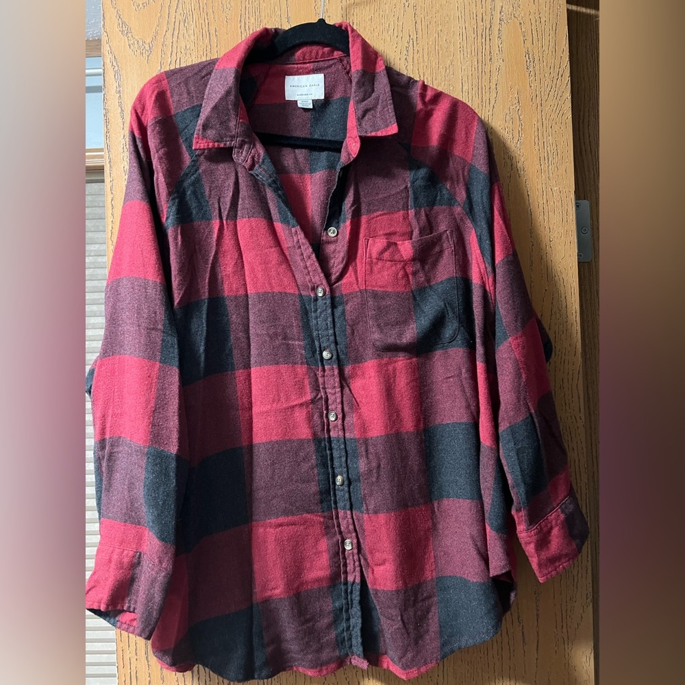 American Eagle 🦅 Red and Black Plaid Button-Up Shirt
